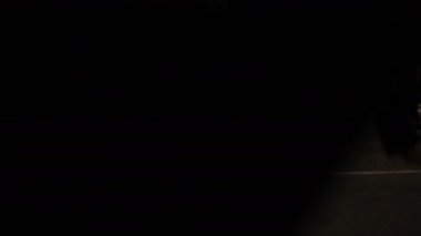 Shibuya geçidinde yürüyen insanların vücut parçaları gece