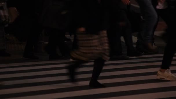 夜间在涩谷十字路口行走的人身体部位 — 图库视频影像