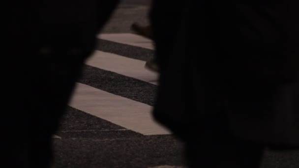 Gehende Menschen Körperteile am Shibuya-Übergang in der Nacht — Stockvideo