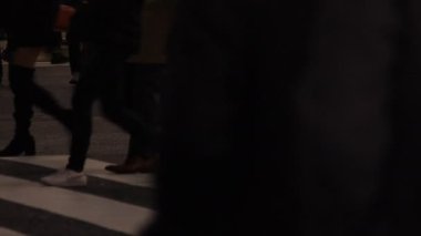 Shibuya geçidinde yürüyen insanların vücut parçaları gece