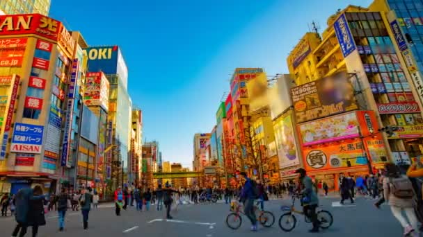 А таймце в центрі міста в електричній містечку Акіхабара Tokyo денний широкий постріл — стокове відео