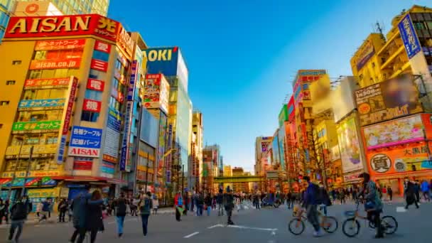 En Timelapse av Downtown Street vid Electric Town i Akihabara Tokyo dagtid wide shot — Stockvideo