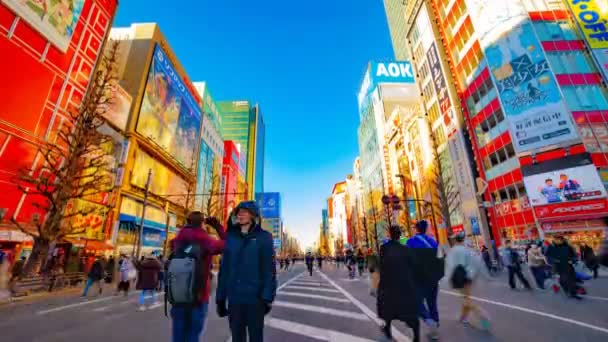 Временной снимок улицы в центре города на электрическом городке в Акихабаре, Токио, дневной снимок — стоковое видео