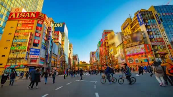 А таймце в центрі міста в електричній містечку Акіхабара Tokyo денний широкий постріл — стокове відео