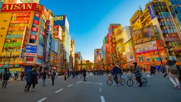 А таймце в центрі міста в електричній містечку Акіхабара Tokyo денний широкий постріл — стокове відео
