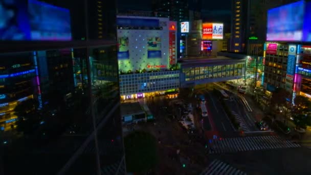 Nacht-Zeitraffer-Kreuzung in der Neon-Stadt in Shibuya Tokyo Hochwinkel-Weitwinkelaufnahme — Stockvideo