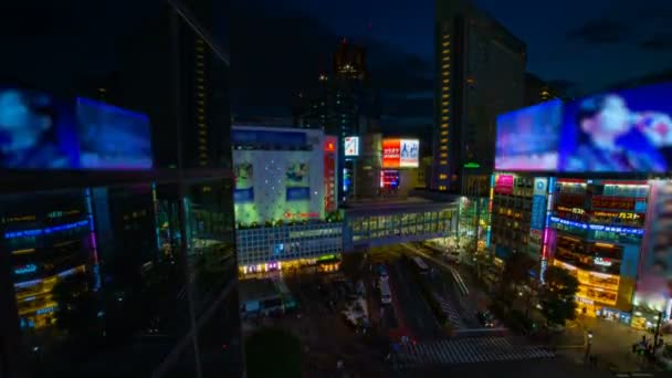 Nacht-Zeitraffer-Kreuzung in der Neon-Stadt in Shibuya Tokyo Hochwinkel-Weitwinkelaufnahme — Stockvideo