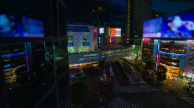 Shibuya Tokyo yüksek açı geniş atış neon kasabasında Gece timelapse geçiş