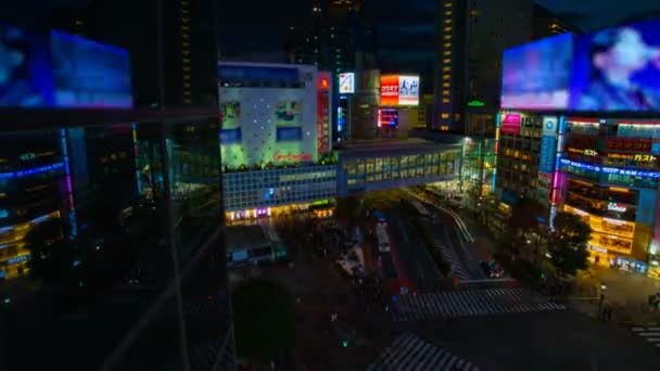 Nacht-Zeitraffer-Kreuzung in der Neon-Stadt in Shibuya Tokyo Hochwinkel-Weitwinkelaufnahme — Stockvideo