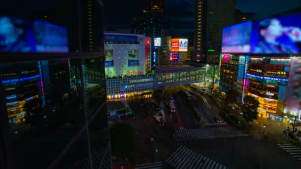 Nacht-Zeitraffer-Kreuzung in der Neon-Stadt in Shibuya Tokyo Hochwinkel-Weitwinkelaufnahme — Stockvideo