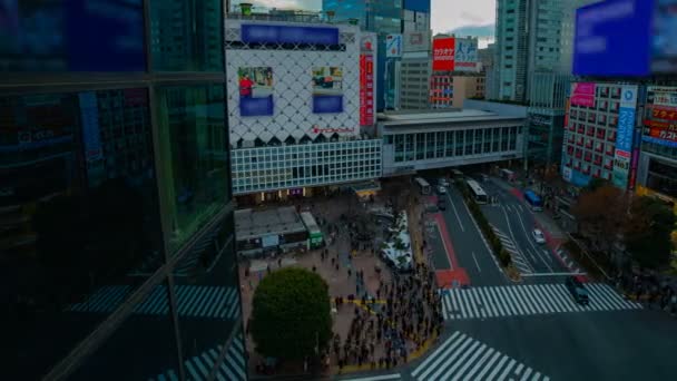 Un timelapse del famoso cruce en Shibuya Tokio gran angular de tiro diurno — Vídeos de Stock