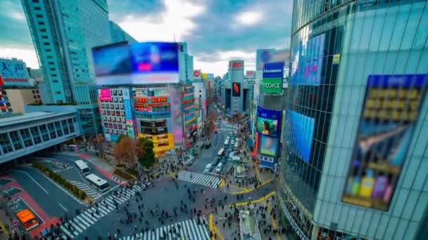 Sebuah tiLapse dari persimpangan terkenal di Shibuya Tokyo Sudut tinggi tembakan lebar siang hari — Stok Video