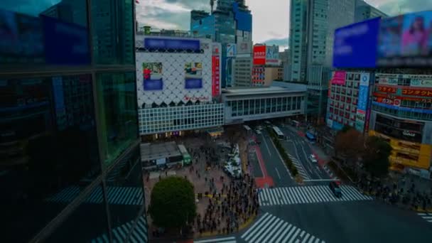 Een timelapse van de beroemde kruising in Shibuya Tokyo hoge hoek Wide shot overdag — Stockvideo