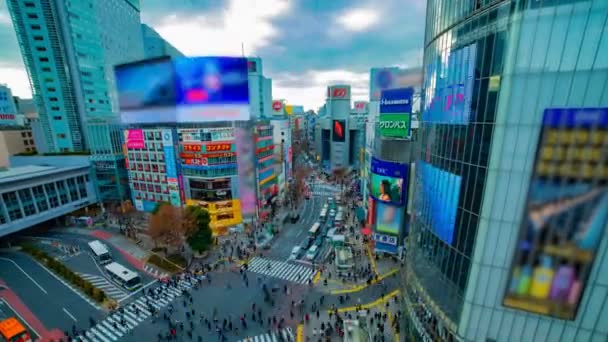 En Timelapse av den berömda korsningen i Shibuya Tokyo hög vinkel wide shot dagtid — Stockvideo