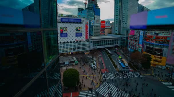 Een timelapse van de beroemde kruising in Shibuya Tokyo hoge hoek Wide shot overdag — Stockvideo