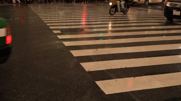 Flytta bilar och promenader människor på Shibuya Crossing i Tokyo regnig dag — Stockvideo