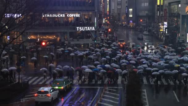 Walking emberek a Shibuya átkelés Tokióban esős napon nagy látószögű — Stock videók