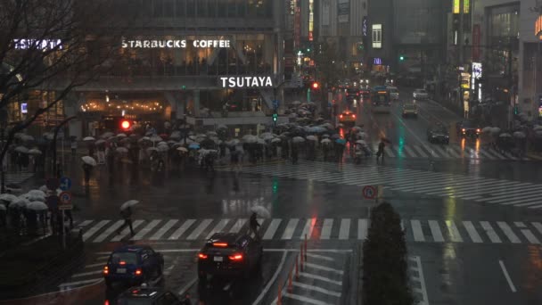 Walking emberek a Shibuya átkelés Tokióban esős napon nagy látószögű — Stock videók