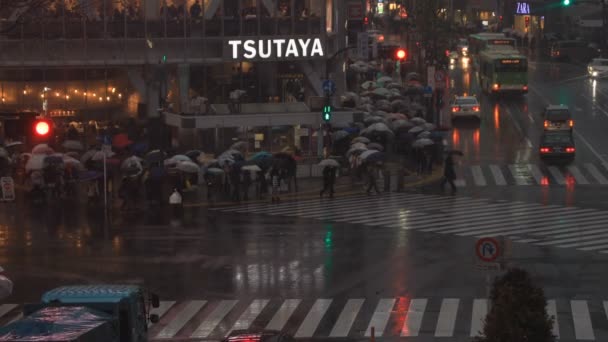 Caminando gente en Shibuya cruzando en Tokio día lluvioso ángulo alto — Vídeos de Stock