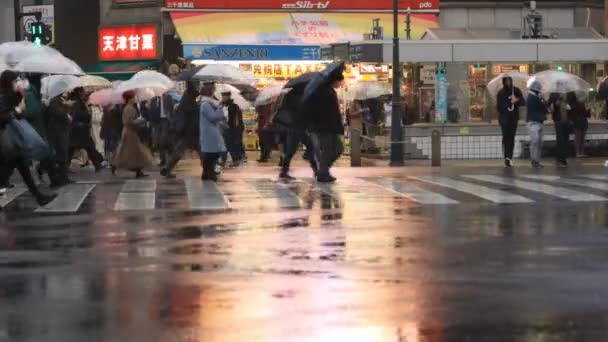 Walking emberek a Shibuya átkelés Tokió esős napon — Stock videók