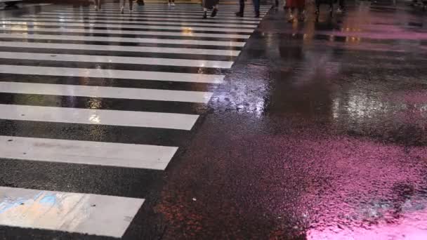 Walking people bij Shibuya Crossing in Tokio regenachtige dag — Stockvideo