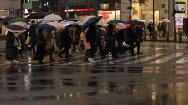Tokyo yağmurlu bir günde Shibuya geçişinde yürüyüş insanlar — Stok video