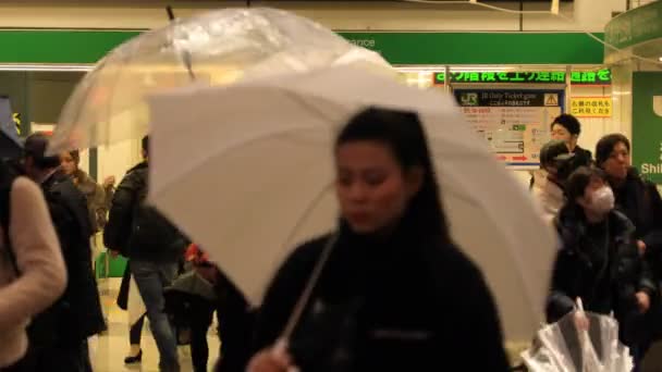 Caminando gente en Shibuya cruzando en Tokio día lluvioso — Vídeo de stock