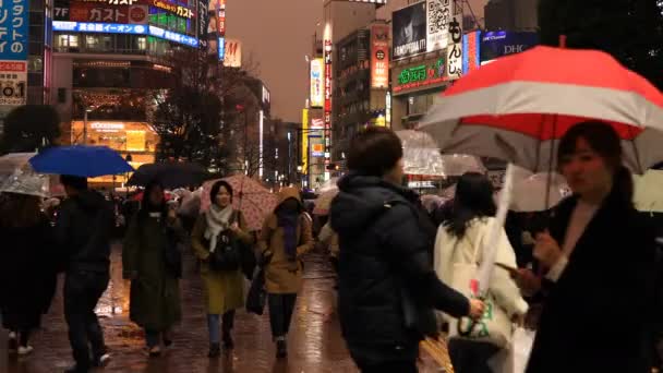 Walking emberek a Shibuya átkelés Tokió esős napon — Stock videók