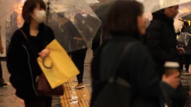 Walking emberek a Shibuya átkelés Tokió esős napon — Stock videók