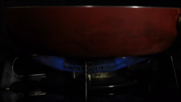 台所の鍋の下の熱の点火 — ストック動画