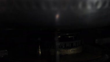 Mutfakta gümüş tencere altında ısı Ateşleme