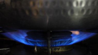 Mutfakta gümüş tencere altında ısı Ateşleme