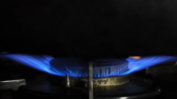 Ontsteking van de warmte onder de pan in de keuken — Stockvideo