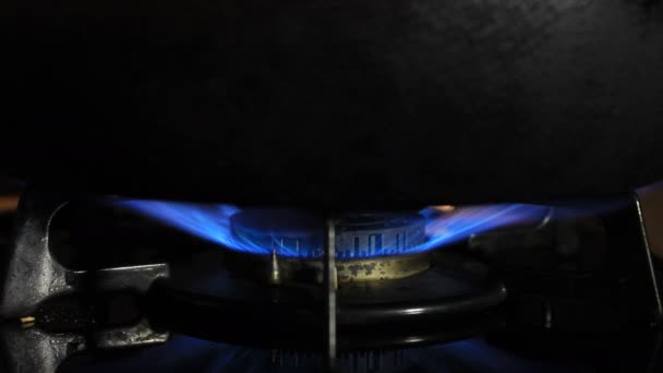 Зажигание тепла под кастрюлей на кухне — стоковое видео
