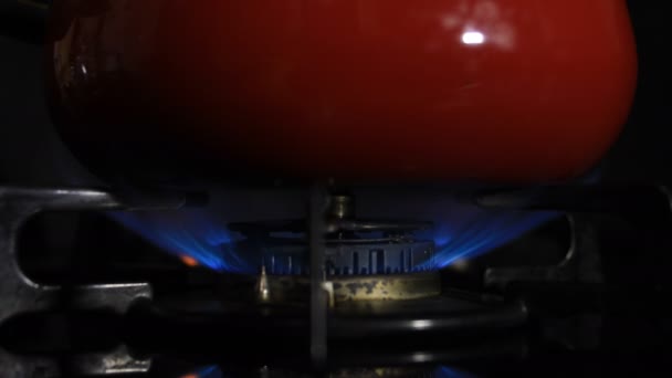 Зажигание тепла под красным горшком на кухне — стоковое видео