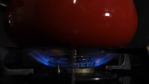 Accensione del calore sotto la pentola rossa in cucina — Video Stock