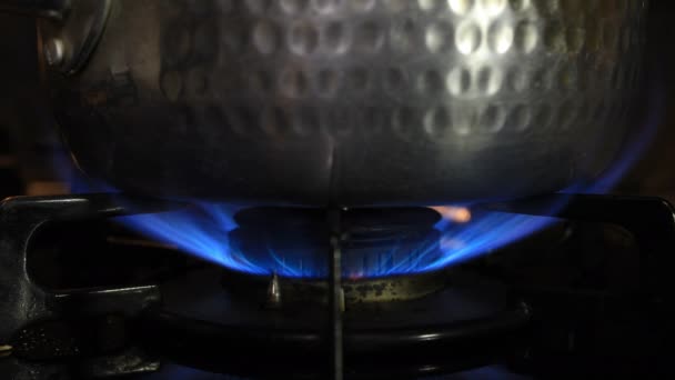 Encendido del calor debajo de la olla de plata en la cocina — Vídeo de stock