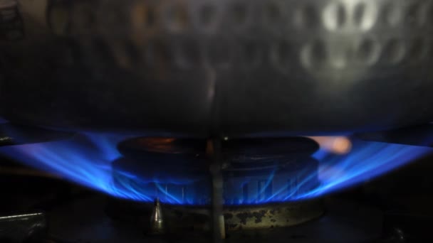 Зажигание тепла под серебряным горшком на кухне — стоковое видео