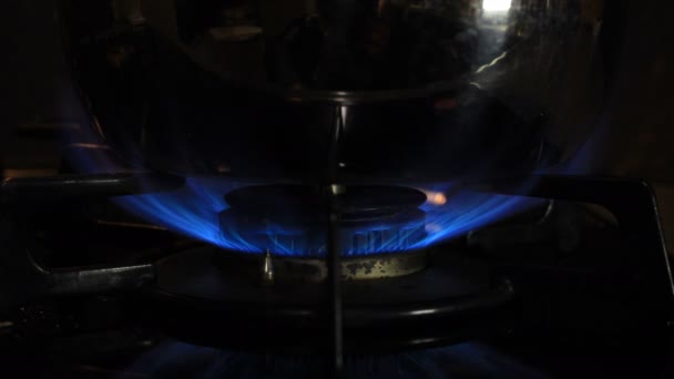 Encendido del calor debajo de la olla de plata en la cocina — Vídeos de Stock
