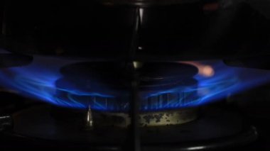 Mutfakta gümüş tencere altında ısı Ateşleme