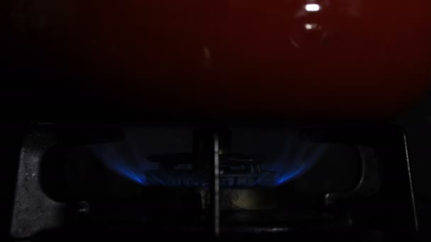 Запалювання тепла під червоним горщиком на кухні — стокове відео
