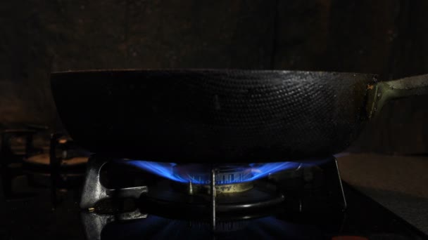 Mutfakta siyah tava altında ısı Ateşleme — Stok video