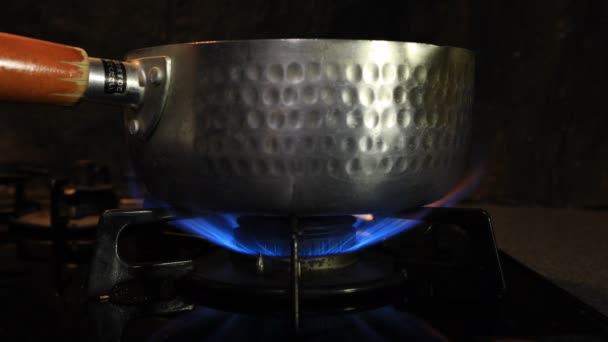 Accensione del calore sotto la pentola d'argento in cucina — Video Stock