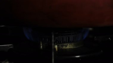 Mutfakta kırmızı tava altında ısı Ateşleme