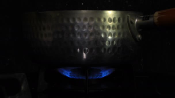 Accensione del calore sotto la pentola d'argento in cucina — Video Stock