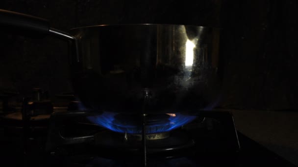 Zapłon ciepła pod srebrnym garnku w kuchni — Wideo stockowe