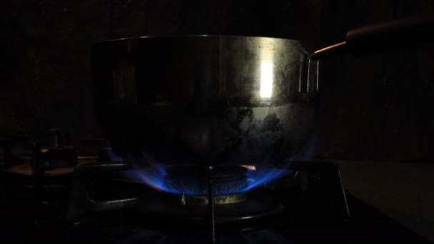 Mutfakta gümüş tencere altında ısı Ateşleme — Stok video