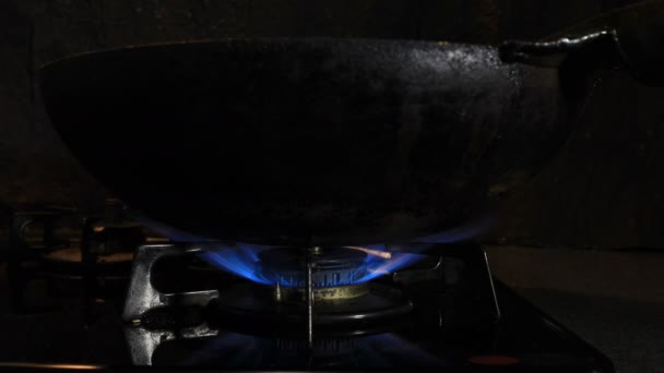 Mutfakta wok altında ısı Ateşleme — Stok video