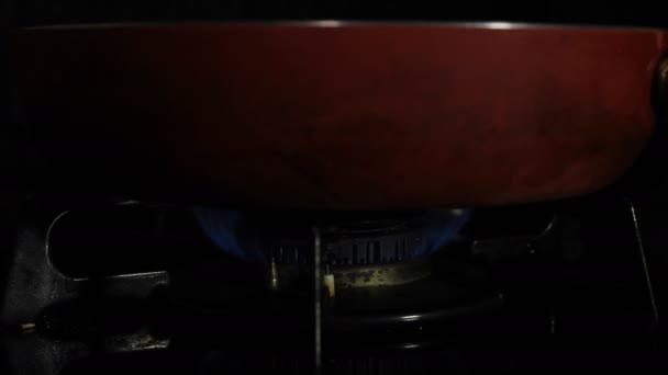 厨房红锅下的热量点火 — 图库视频影像