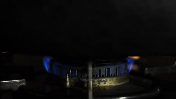 Gyújtás a hő a fekete serpenyőben a konyhában — Stock videók